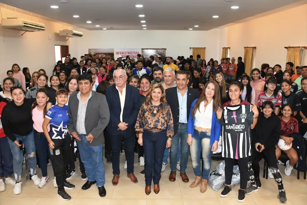 Intendente entrega de camisetas