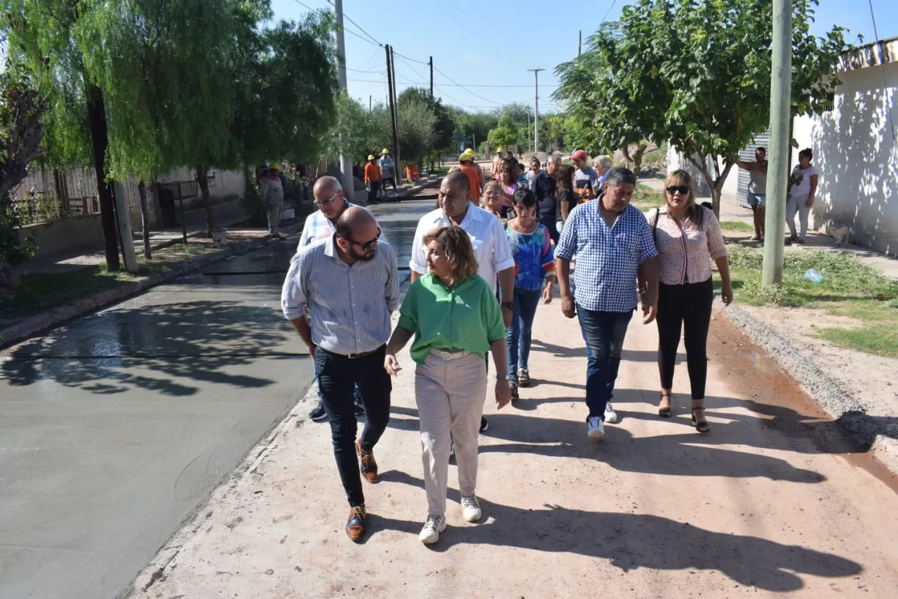 Intendente visita obra pavimento