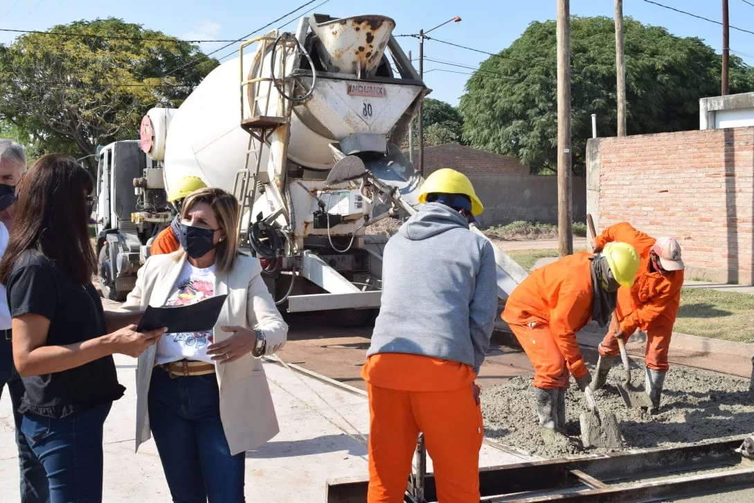 Intendente supervisa pavimentación
