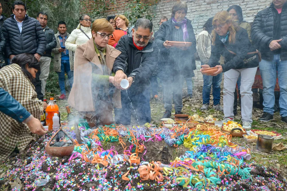 Corpachada, dar de comer a la madre tierra: todo sobre este ritual  ancestral que también se practica en San Juan