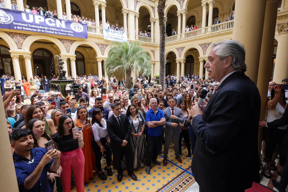 22-12-2022_el_presidente_alberto_fernandez_saludo