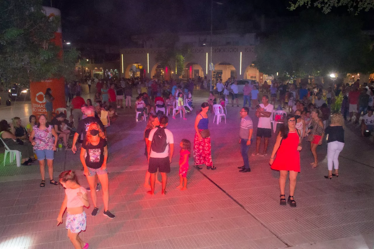 El Municipio organizó la Gran Fiesta Retro en plaza San Martín (4)