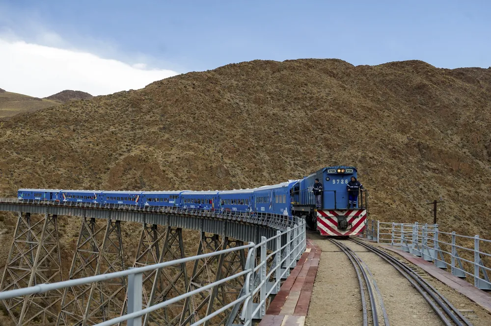 02-10-2023_tren_de_las_nubes_uno