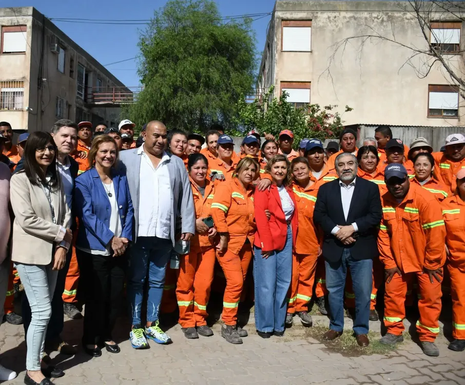 Intendente entrega de herramientas