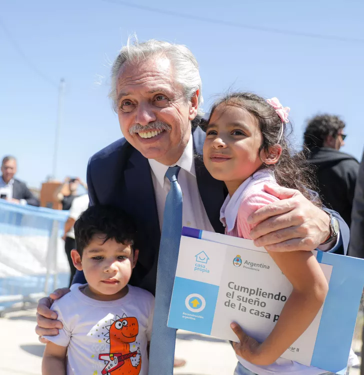 27-10-2022_el_presidente_alberto_fernandez_entrego