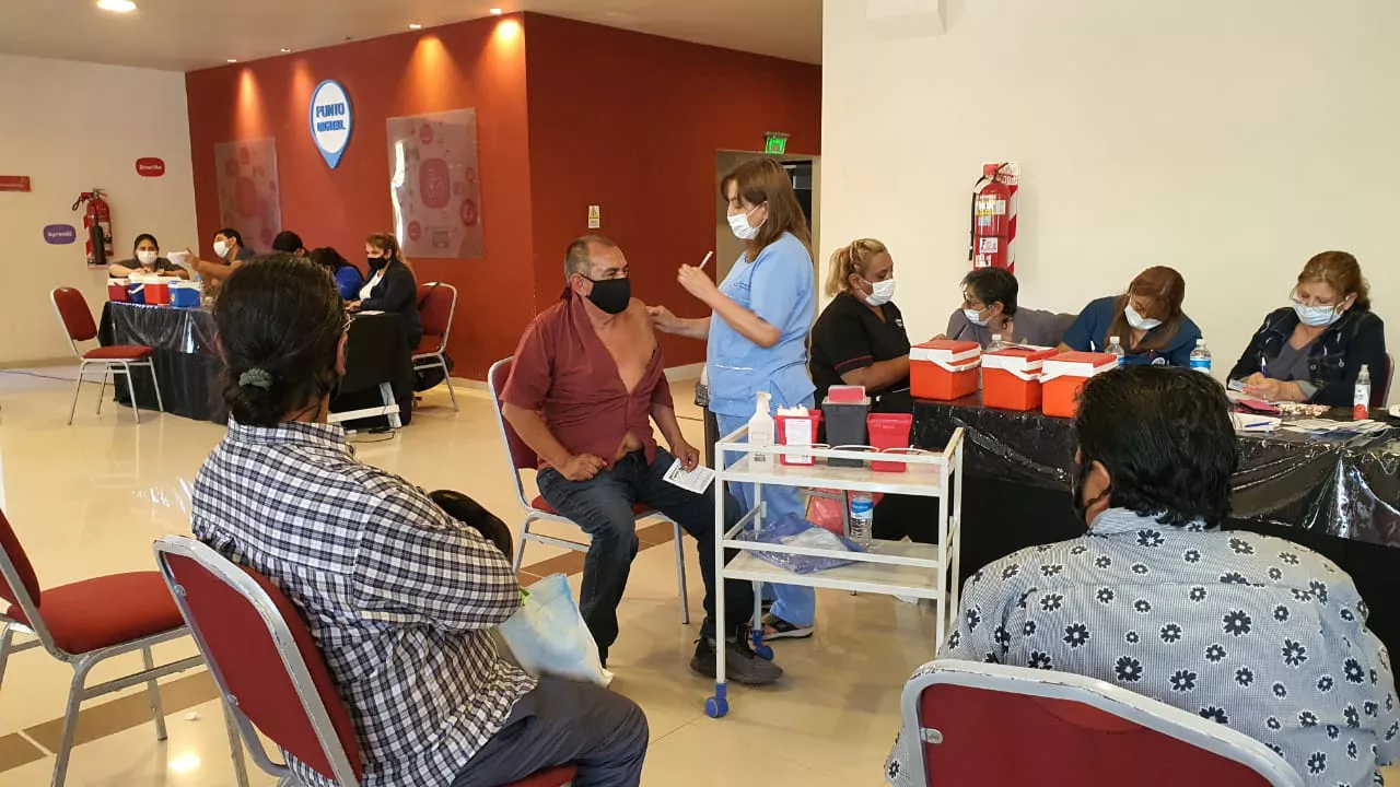 SE VACUNARON 1377 PERSONAS CONTRA EL COVID-19 EN EL CENTRO CULTURAL GRAL. SAN MARTÍN (2) (1)